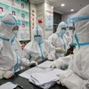 Các nhân viên y tế tại bệnh viện Chữ Thập Đỏ ở Vũ Hán. (Ảnh: AFP/Getty)