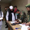 Các tù nhân Taliban làm thủ tục phóng thích. (Ảnh: Reuters)