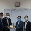Chủ tịch VBCC Nguyễn Thanh Dũng trao tiền ủng hộ Campuchia phòng chống dịch COVID-19. (Ảnh: Nguyễn Hùng/Vietnam+)