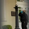 Cảnh sát điều tra tại Đại sứ quán Cuba. (Ảnh: AP)