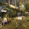 Phong tỏa toàn bộ lô B2 tại chung cư 1A-1B phố Nguyễn Đình Chiểu. (Ảnh: TTXVN phát)