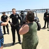 Mỹ: Người dân California đổ xô ra biển bất chấp lệnh cấm