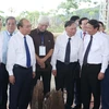 Thủ tướng Nguyễn Xuân Phúc cùng các đại biểu tham quan Khu bảo tồn cọc Cao Quỳ. (Ảnh: Thống Nhất/TTXVN)