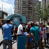 Người dân Venezuela chờ lấy nước sinh hoạt.