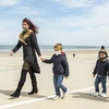 Người dân dạo trên bãi biển ở Dunkirk, Pháp. (Ảnh: THX/TTXVN)