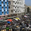 Một khu chợ đông người tại Karachi trong dịp lễ Eid al-Fitr. (Ảnh: AFP)