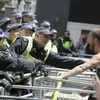 Cảnh sát đụng độ với người biểu tình ở London. (Ảnh: AP)