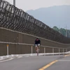 Hàng rào biên giới liên Triều tại đảo Gyodong, Hàn Quốc. (Ảnh: AFP/TTXVN)