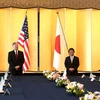 Đặc phái viên Mỹ về vấn đề Triều Tiên Stephen Biegun và Ngoại trưởng Nhật Bản Toshimitsu Motegi. (Ảnh: AFP/TTXVN)