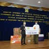 Đại sứ Lý Quốc Tuấn trao số tiền ủng hộ 50.000 USD cho phía Myanmar. (Ảnh: TTXVN phát)