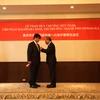 Đại sứ Vũ Hồng Nam gắn Huy chương Hữu nghị cho ông Seiji Hagiwara. (Ảnh: Đào Thanh Tùng/TTXVN)
