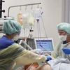 Chăm sóc cho bệnh nhân COVID-19 tại Đức. (Ảnh: AFP/TTXVN)