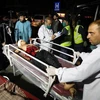 Vận chuyển nạn nhân của vụ đánh bom đến bệnh viện. (Ảnh: EPA)