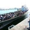 Lực lượng bảo vệ bờ biển đưa người di cư về Tripoli, Libya. (Ảnh: AFP)