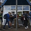 Học sinh tại Đức đeo khẩu trang khi đến trường. (Ảnh: AFP/TTXVN)