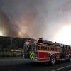 Lực lượng cứu hỏa tham gia chữa cháy tại Los Angeles. (Ảnh: AP)
