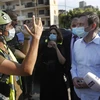 Thứ trưởng Ngoại giao Mỹ David Hale thăm hiện trường vụ nổ ở Beirut. (Ảnh: AP)