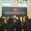 Nhân viên ĐSQ cùng các cơ quan đại diện Việt Nam tại Ai Cập thắp hương tưởng nhớ nguyên Tổng Bí thư Lê Khả Phiêu. (Ảnh: Anh Tuấn/TTXVN)