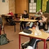 Học sinh châu Âu đi học trong mùa dịch COVID-19. (Ảnh: AFP)