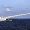 Tàu Trung Quốc phóng tên lửa trong một cuộc tập trận ở gần đảo Hải Nam hồi năm 2016. (Ảnh: AP/THX)