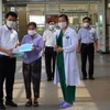 Các bệnh nhân khỏi bệnh được xuất viện ở Quảng Nam. (Ảnh: Trần Tĩnh/TTXVN)