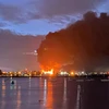 Khói đen bốc lên từ đám cháy tại khu công nghiệp. (Ảnh: Twitter/PA)