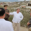 Nhà lãnh đạo Kim Jong-un thăm các khu vực bị ảnh hưởng do bão tại Triều Tiên. (Ảnh: KCNA)
