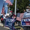 Người ủng hộ Tổng thống Trump bên ngoài bệnh viện Walter Reed. (Ảnh: AFP/TTXVN)