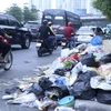 Rác "bủa vây" nhiều đường phố ở Hà Nội. (Ảnh: Tuấn Đức/TTXVN)