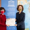 Đại sứ Lê Thị Hồng Vân trình Thư ủy nhiệm lên Tổng Giám đốc UNESCO Audrey Azoulay. (Ảnh: Baoquocte) 