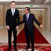 Thủ tướng Campuchia Samdech Techo Hun Sen gặp Bộ trưởng Ngoại giao và Thương mại Hungary Peter Szijjarto. (Ảnh: AFP/TTXVN)