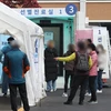 Người dân chờ lấy mẫu xét nghiệm COVID-19 tại Seoul. (Ảnh: Yonhap/TTXVN)