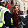 Người biểu tình đối đầu với cảnh sát tại London. (Ảnh: Sky News)