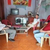 Ông Nguyễn Cảnh Trường trao đổi với cán bộ điện lực huyện Anh Sơn và Công ty Điện lực Nghệ An. (Ảnh: Báo Nghệ An)