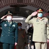 Bộ trưởng Quốc phòng Trung Quốc Ngụy Phụng Hòa (trái) trong chuyến thăm Pakistan. (Ảnh: Twitter)