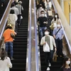 Người dân tại thủ đô Tokyo của Nhật Bản. (Ảnh: AFP/TTXVN)