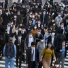 Người dân ở thủ đô Tokyo của Nhật Bản. (Ảnh: AFP/TTXVN)