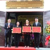 Tặng bảng vàng tri ân của lãnh đạo Tỉnh cho tập thể, cá nhân ủng hộ Quỹ Khuyến học Nguyễn Sinh Sắc. (Ảnh: Nguyễn Văn Trí/TTXVN)