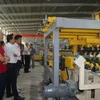 Các đại biểu tham quan dây chuyển sản xuất tại Nhà máy kính nổi siêu trắng Phú Mỹ tại Bà Rịa-Vũng Tàu. (Ảnh: Hoàng Nhị/TTXVN)