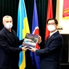 Đại sứ Nguyễn Hồng Thạch và Chủ tịch Hội Hữu nghị Ukraine-Việt Nam Oleksandr Vitaliyovich Shlapak. (Ảnh: TTXVN phát)