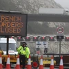 Pháp tạm mở cửa biên giới với Anh, cảng Dover vẫn hỗn loạn