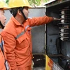 Nhân viên EVN kiểm tra hệ thống điện trên địa bàn Hà Nội. (Ảnh: TTXVN phát)