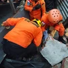 Lực lượng cứu hộ tìm kiếm nạn nhân dưới đống đổ nát. (Ảnh: AFP/TTXVN)