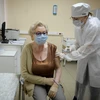 Tiêm chủng vắcxin cho người dân tại Moskva. (Ảnh: AFP/TTXVN)