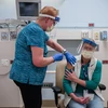Người dân tại San Diego, California tiêm vắcxin ngừa COVID-19. (Ảnh: AFP/TTXVN)
