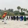 Các đại biểu dâng hoa tưởng niệm các anh hùng liệt sĩ tại Nghĩa trang liệt sỹ Thành phố Hồ Chí Minh.