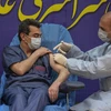 Nhân viên y tế tại thủ đô Tehran được tiêm vắcxin. (Ảnh: THX/TTXVN)