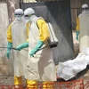 Di chuyển thi thể một nạn nhân tử vong do Ebola ở Guinea hồi năm 2015. (Ảnh: AFP/Getty)