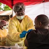 Tiêm vắcxin ngừa Ebola cho người dân tại CHDC Congo. (Ảnh: WB)