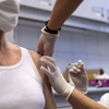Tiêm chủng vắcxin ngừa COVID-19 cho người dân tại Budapest, Hungary. (Ảnh: AFP/TTXVN)